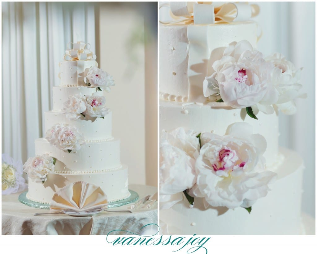 white wedding cake, flower wedding cake 