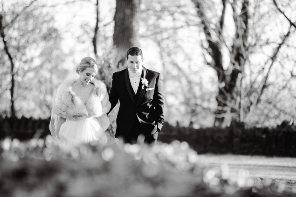 outdoor wedding pictures, black and white wedding pictures 
