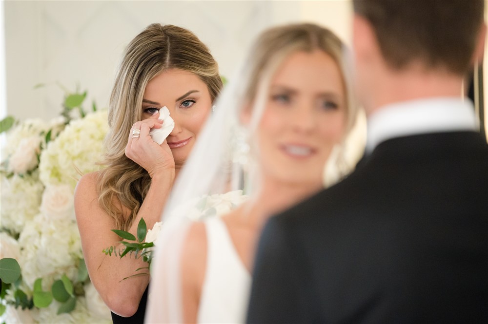 maid of honor crying at ceremony